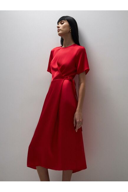 Атласное платье с декоративным узлом от ByME 