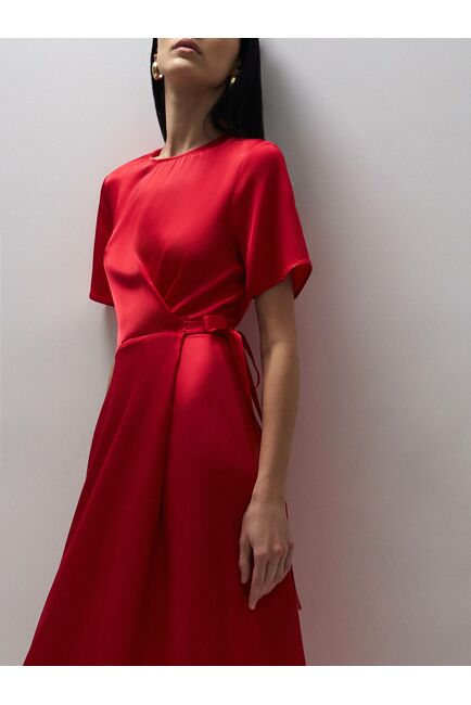 Атласное платье с декоративным узлом от ByME 
