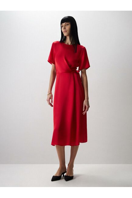 Атласное платье с декоративным узлом от ByME 