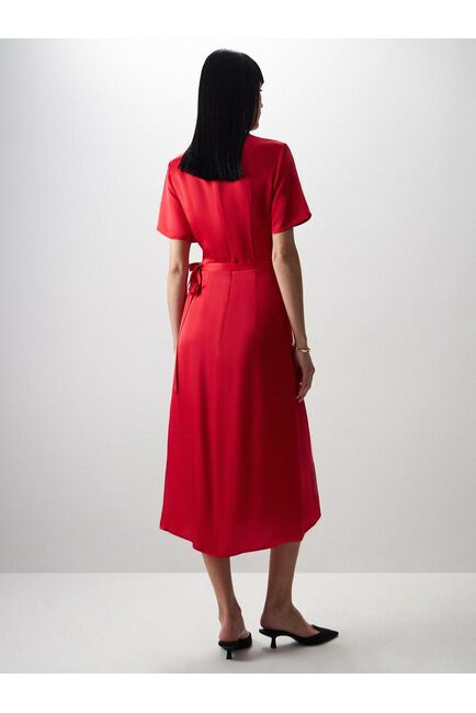 Атласное платье с декоративным узлом от ByME 