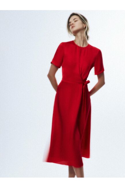 Атласное платье с декоративным узлом от ByME 