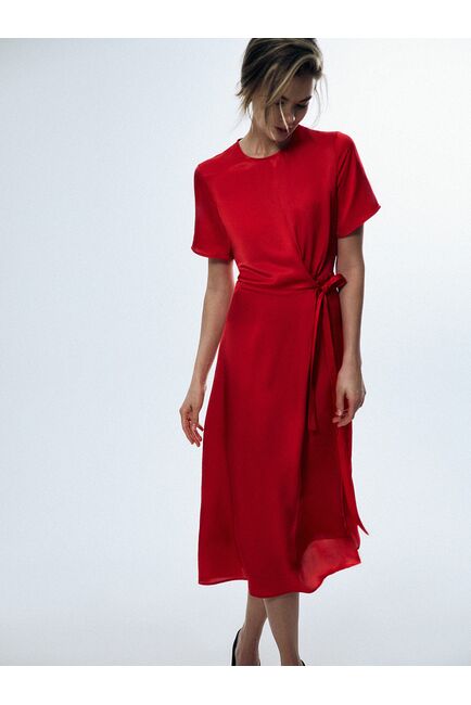 Атласное платье с декоративным узлом от ByME 
