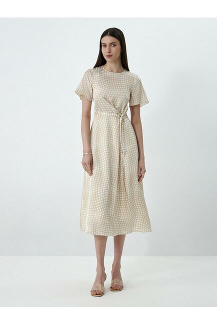 Атласное платье с декоративным узлом от byME 