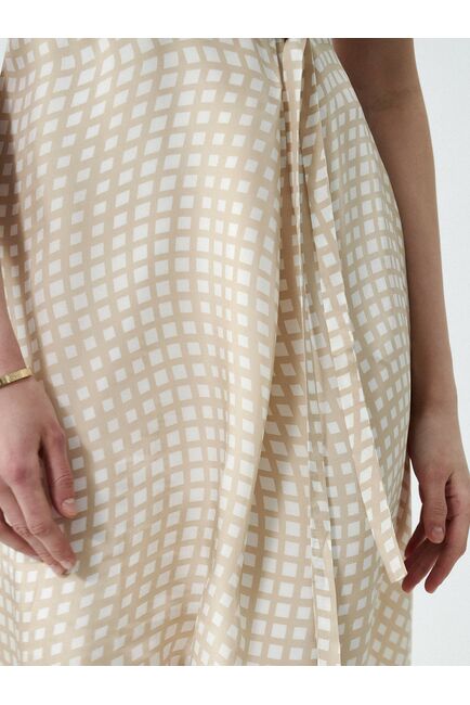 Атласное платье с декоративным узлом от byME 