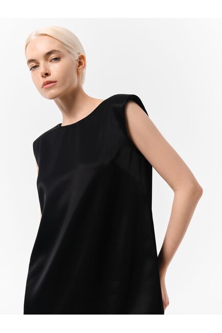 Атласное платье с акцентными плечами от byME 