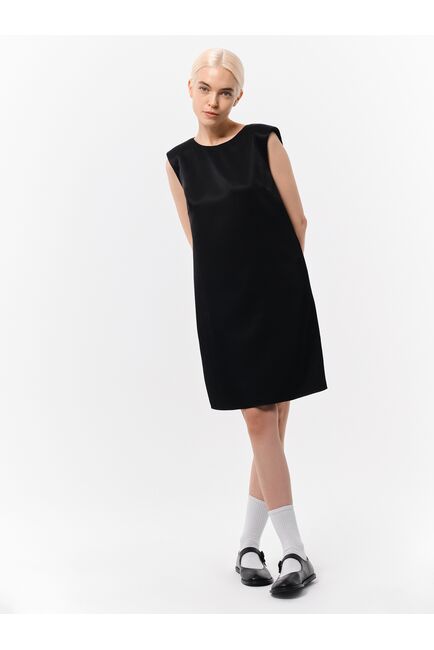 Атласное платье с акцентными плечами от byME 