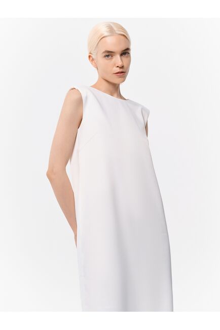 Атласное платье с акцентными плечами от byME 