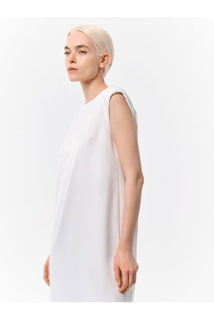 Атласное платье с акцентными плечами от byME 