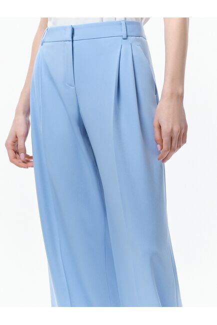 Широкие брюки с защипами голубые от byME 