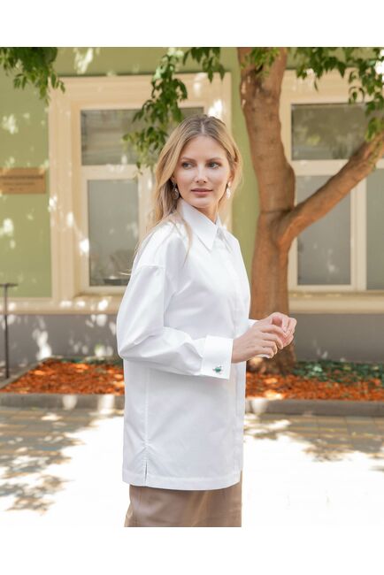 Женская рубашка белая прямого силуэта с универсальной манжетой - 8506 от byME 
