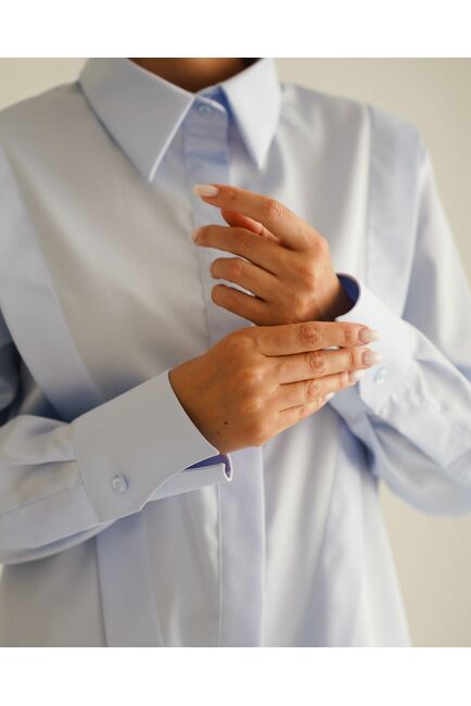 Женская рубашка голубая из хлопка с интересной манжетой под пуговицы 8550 от byME 