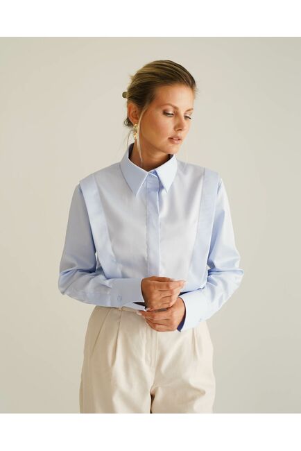 Женская рубашка голубая из хлопка с интересной манжетой под пуговицы 8550 от byME 