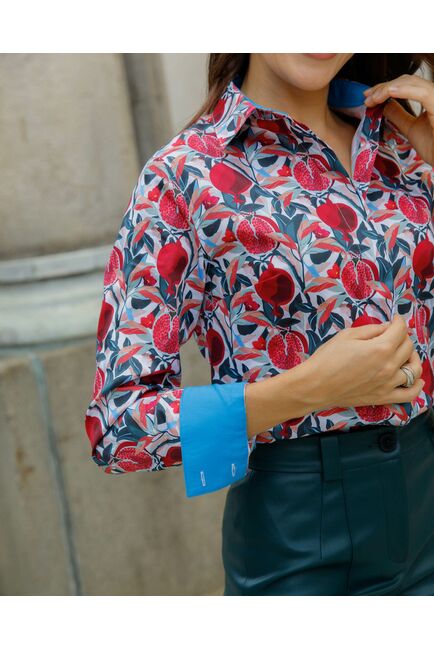 Женская рубашка под пуговицы с супатной застежкой полуприталенная с отделкой принт гранат - 8086 от byME 