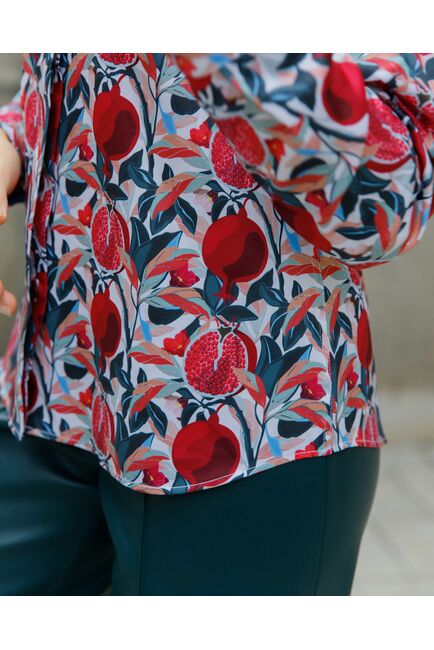 Женская рубашка под пуговицы с супатной застежкой полуприталенная с отделкой принт гранат - 8086 от byME 