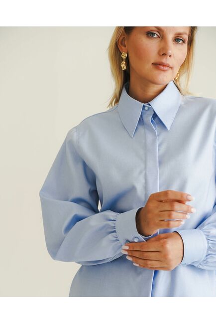 Женская рубашка под пуговицу в прямом силуэте голубая - 8523 от byME 