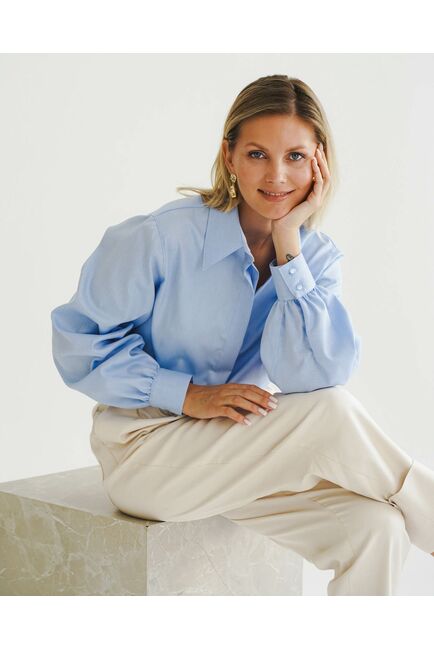 Женская рубашка под пуговицу в прямом силуэте голубая - 8523 от byME 