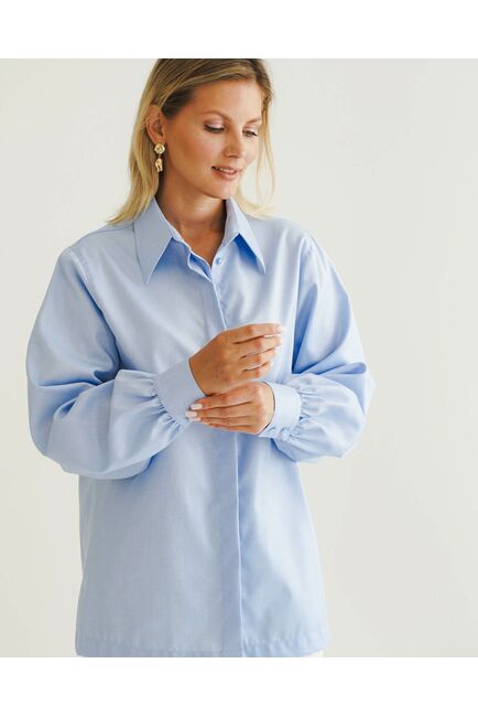 Женская рубашка под пуговицу в прямом силуэте голубая - 8523 от byME 