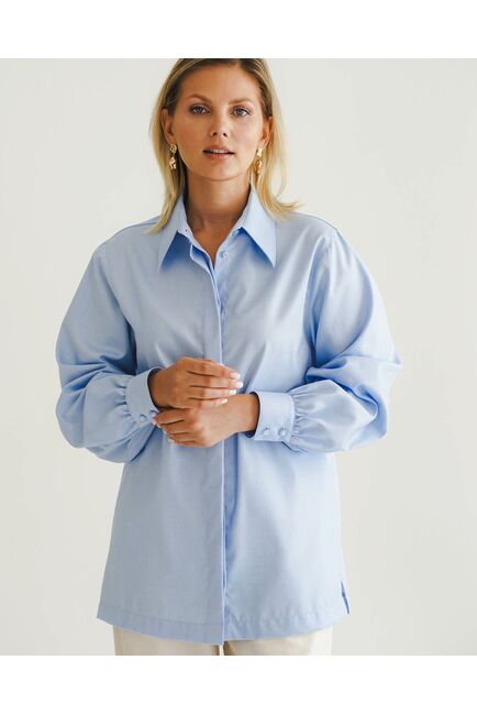 Женская рубашка под пуговицу в прямом силуэте голубая - 8523 от byME 