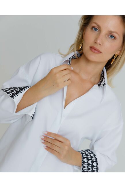Рубашка женская в белом цвете с отделкой, в прямом силуэте с универсальной манжетой  - 8581 от byME 
