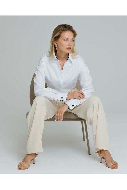 Рубашка женская в белом цвете с отделкой, в прямом силуэте с универсальной манжетой  - 8581 от byME 