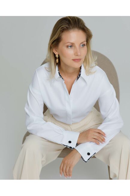 Рубашка женская в белом цвете с отделкой, в прямом силуэте с универсальной манжетой  - 8581 от byME 