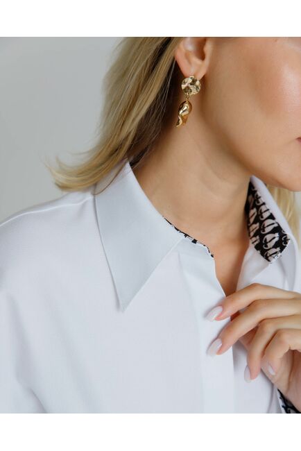 Рубашка женская в белом цвете с отделкой, в прямом силуэте с универсальной манжетой  - 8581 от byME 