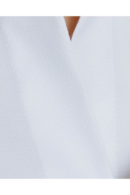 Рубашка женская в белом цвете с отделкой, в прямом силуэте с универсальной манжетой  - 8581 от byME 