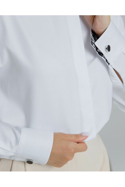 Рубашка женская в белом цвете с отделкой, в прямом силуэте с универсальной манжетой  - 8581 от byME 