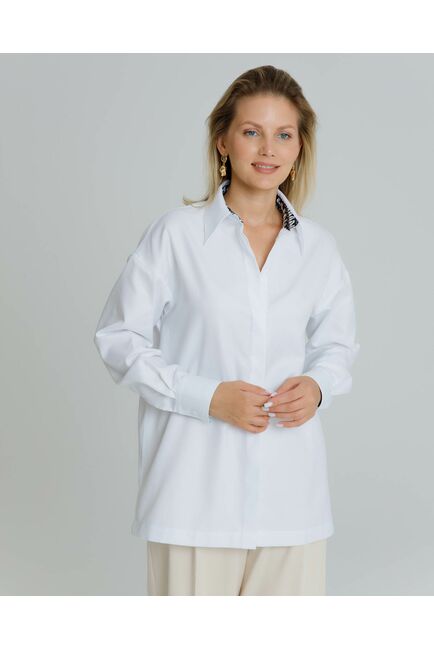 Рубашка женская в белом цвете с отделкой, в прямом силуэте с универсальной манжетой  - 8581 от byME 