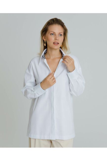 Рубашка женская в белом цвете с отделкой, в прямом силуэте с универсальной манжетой  - 8581 от byME 