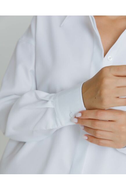 Рубашка женская в белом цвете с отделкой, в прямом силуэте с универсальной манжетой  - 8581 от byME 