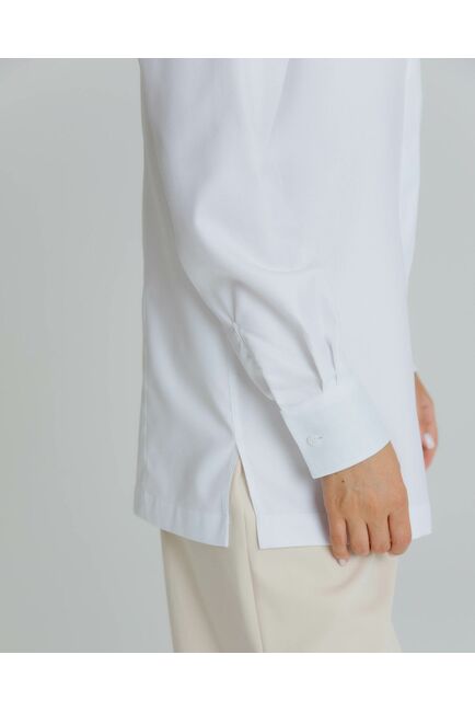 Рубашка женская в белом цвете с отделкой, в прямом силуэте с универсальной манжетой  - 8581 от byME 