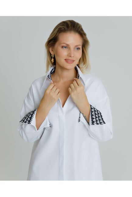 Рубашка женская в белом цвете с отделкой, в прямом силуэте с универсальной манжетой  - 8581 от byME 