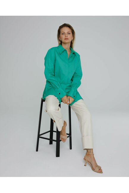 Рубашка женская из хлопка в  ярко зеленом цвете, в прямом силуэте с универсальной манжетой - 8582 от byME 