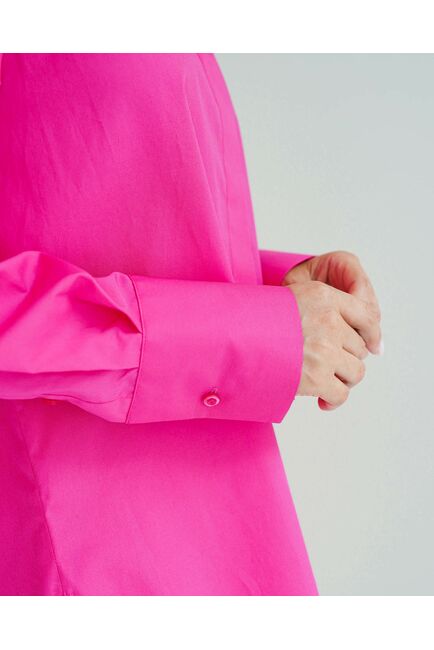 Рубашка женская из хлопка в ярко розовом цвете, в прямом силуэте с универсальной манжетой - 8583 от byME 