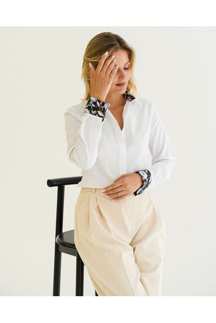 Женская рубашка из хлопка под запонку белая с отделкой цветы- 8594 от byME 