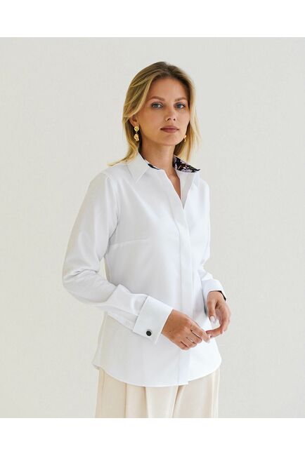 Женская рубашка из хлопка под запонку белая с отделкой цветы- 8594 от byME 