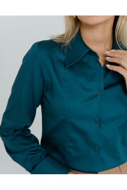 Женская рубашка приталенная под пуговицы в бутылочном цвете из хлопка сатинового плетения - 8603 от byME 