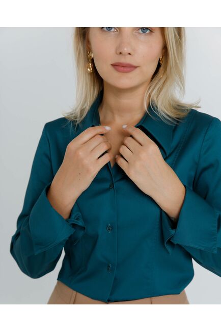 Женская рубашка приталенная под пуговицы в бутылочном цвете из хлопка сатинового плетения - 8603 от byME 