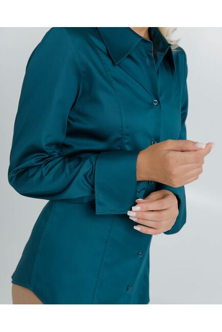 Женская рубашка приталенная под пуговицы в бутылочном цвете из хлопка сатинового плетения - 8603 от byME 