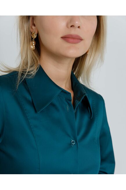Женская рубашка приталенная под пуговицы в бутылочном цвете из хлопка сатинового плетения - 8603 от byME 
