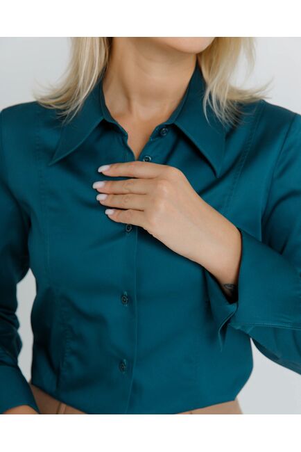 Женская рубашка приталенная под пуговицы в бутылочном цвете из хлопка сатинового плетения - 8603 от byME 