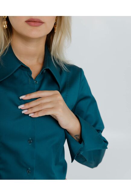 Женская рубашка приталенная под пуговицы в бутылочном цвете из хлопка сатинового плетения - 8603 от byME 