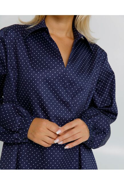 Женская рубашка на запах из хлопка сатиного плетения синяя в белый горошек  - 8604 от ByME 