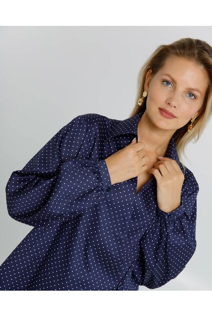 Женская рубашка на запах из хлопка сатиного плетения синяя в белый горошек  - 8604 от ByME 