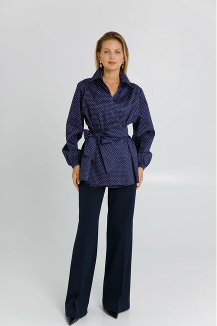 Женская рубашка на запах из хлопка сатиного плетения синяя в белый горошек  - 8604 от ByME 