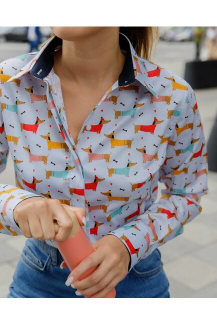 Женская рубашка под пуговицы с супатной застежкой полуприталенная принт таксы в шляпках   8625 от byME 