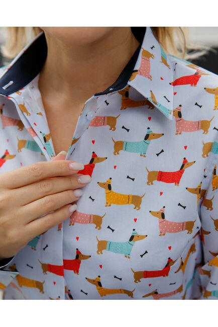 Женская рубашка под пуговицы с супатной застежкой полуприталенная принт таксы в шляпках   8625 от byME 