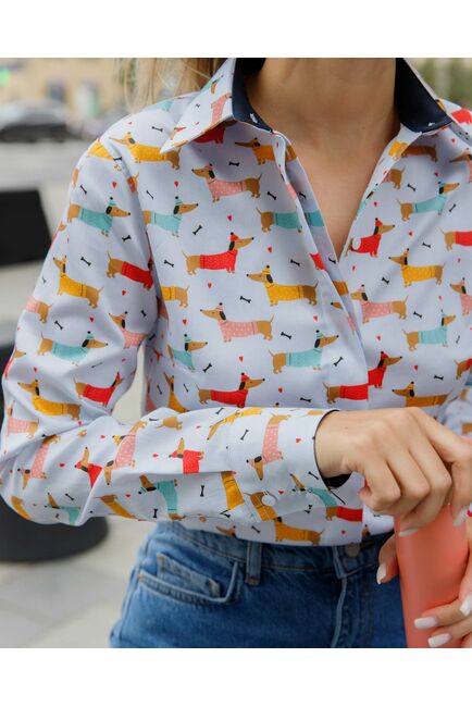 Женская рубашка под пуговицы с супатной застежкой полуприталенная принт таксы в шляпках   8625 от byME 