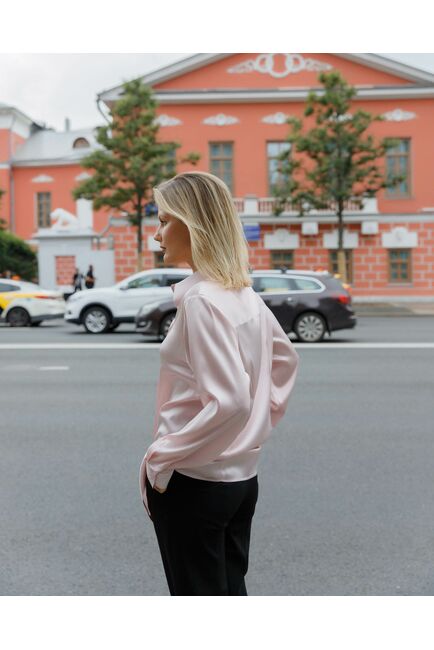 Женская блуза из шёлка в пудровом цвете с универсальной манжетой 8629 от byME 